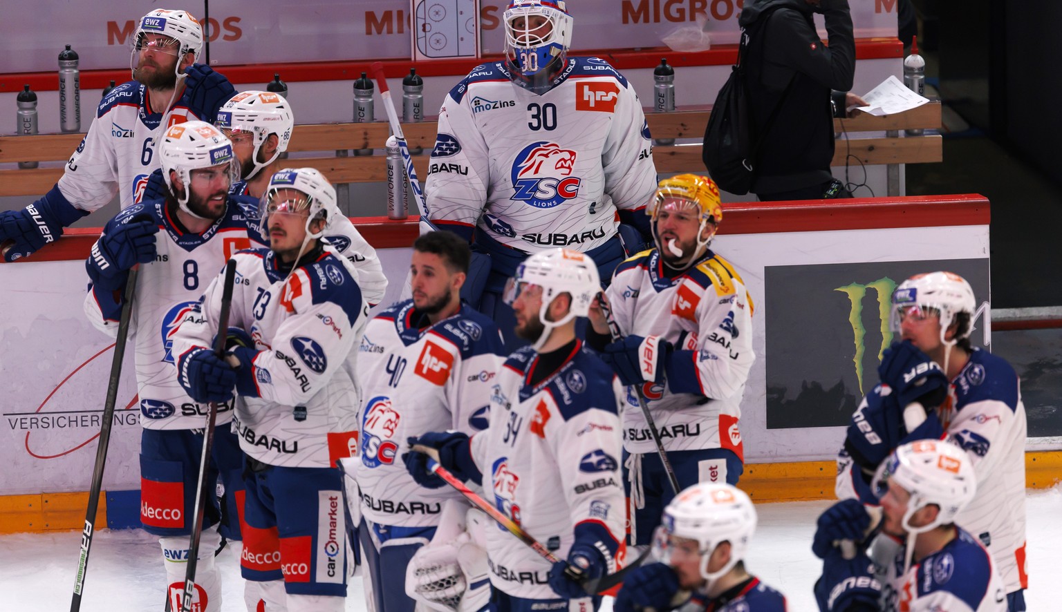 Les joueurs des ZSC Lions ont le regard perdu apres avoir perdu contre l&#039;euqipe du Lausanne HC, lors du 4eme match de la finale de play-off du championnat suisse de hockey sur glace de National L ...