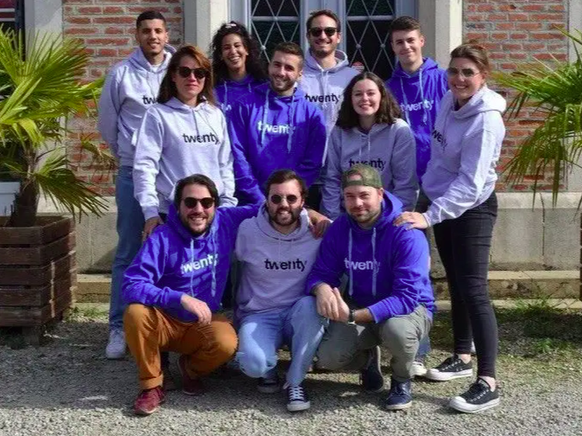 David Ben Adiba (vorne in der Mitte) mit dem Twenty-Pay-Team.