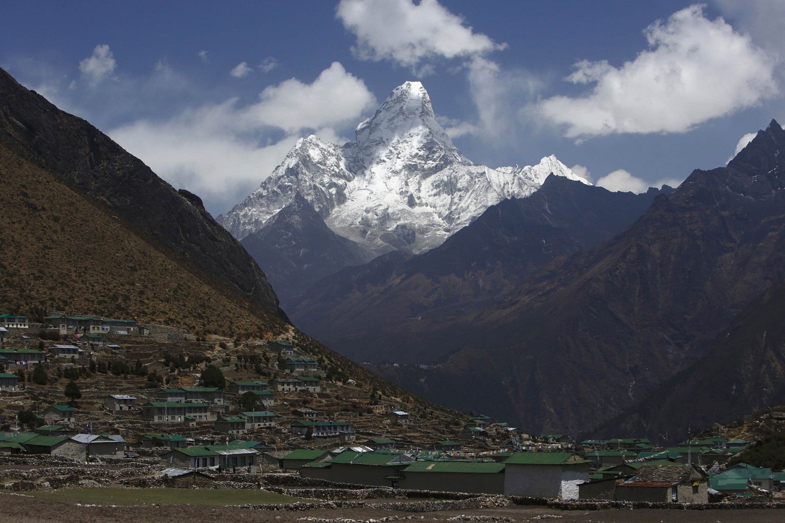 Der Berg Ama Dablam (6800 Meter) und das Dorf Khumjung in der Region Solukhumbu. 