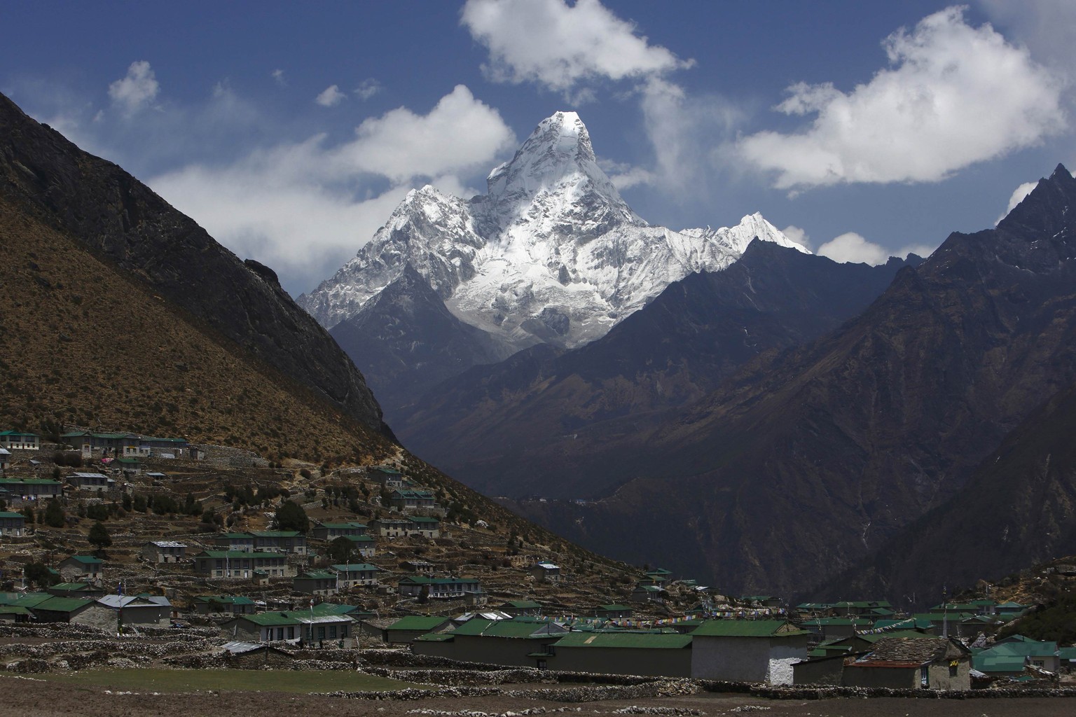 Der Berg Ama Dablam (6800 Meter) und das Dorf Khumjung in der Region Solukhumbu.&nbsp;