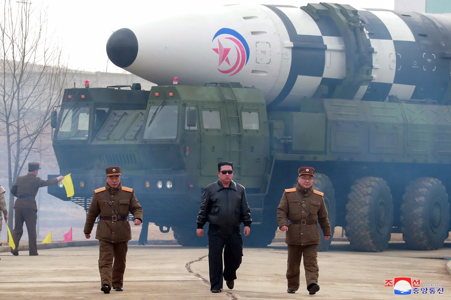 epaselect epa09848041 A photo released by the official North Korean Central News Agency (KCNA) shows Kim Jong Un (C), general secretary of the Workers' Party of Korea, president of the State Affa ...