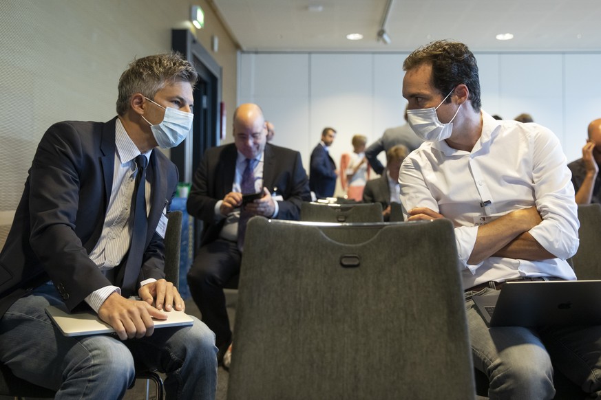 Christian Althaus, Epidemiologe am Institut fuer Sozial- und Praeventivmedizin (ISPM) der Universitaet Bern und Experte in der Corona-Krise, rechts, diskutiert mit Marcel Salathe, Epidemiologe, Eidgen ...