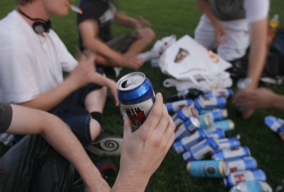 ZUR BEKANNTGABE DER RESULTATE DER NEUSTEN STUDIE DER STIFTUNG SUCHT SCHWEIZ, AM MONTAG, DEM 23. MAERZ 2015, STELLEN WIR IHNEN FOLGENDES ARCHIVBILD ZUR VERFUEGUNG - Junge Leute trinken Bier aus Dosen, ...