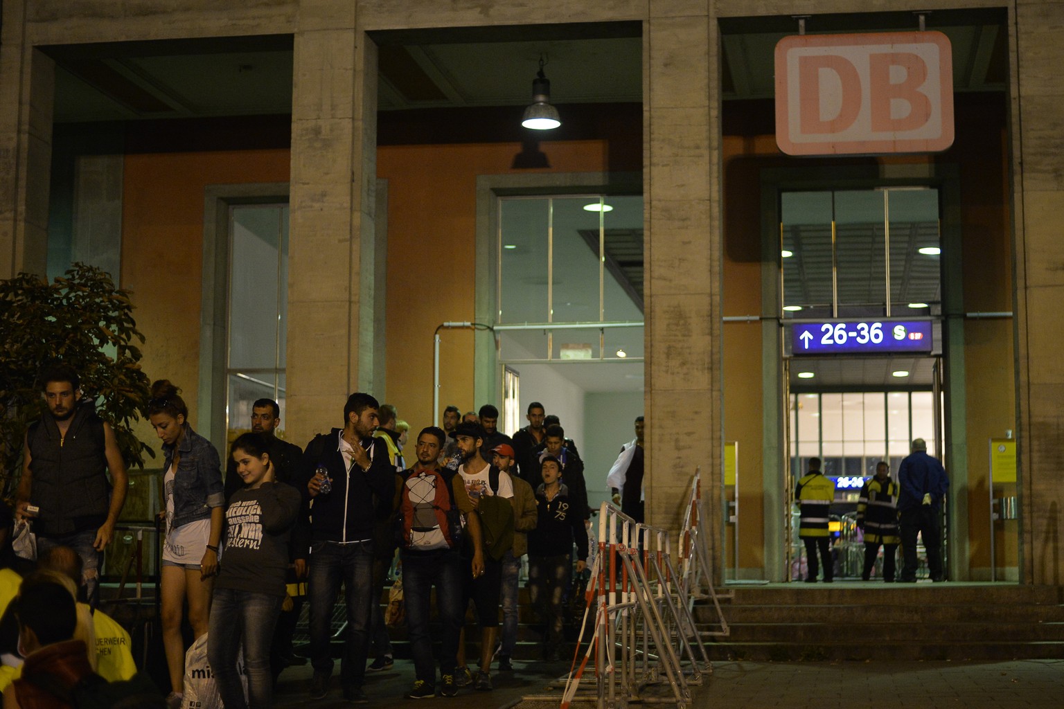 Flüchtlinge aus Syrien, Irak und Afghanistan nach der Ankunft in München (12.09.2015).