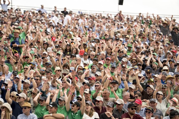 Die Fans auf den Raengen machen eine Welle beim Kilchberger Schwinget 2026 in Kilchberg, Kanton Zuerich, am Samstag, 5. September 2026. Die 60 besten Schwinger der Schweiz messen sich am Schwingfest K ...