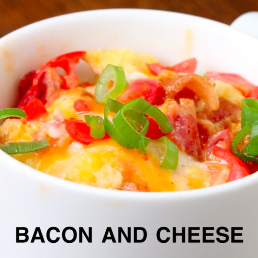 buzzfeed bacon and cheese in a mug frühstück essen food eier https://www.buzzfeed.com/hitomiaihara/heres-4-ways-to-make-fast-and-easy-breakfast-in-a-mug?bffbtasty&amp;utm_medium=email&amp;utm_campaign ...