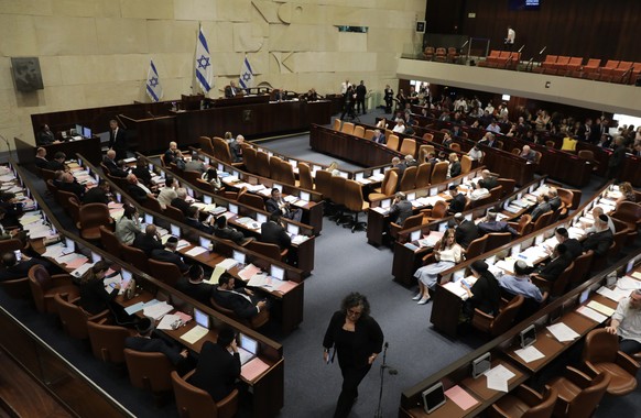 epa10042790 Knesset members participate in the voting session to dissolve the government in the Knesset Plenum, or the Israeli parliament, in Jerusalem, Israel, 30 June 2022. Parliament members are on ...