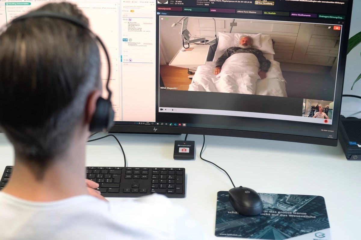 Ein «Virtual Nurse» überwacht per Video das Wohlbefinden eines Patienten.