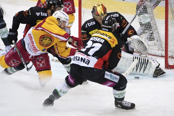 Berns Simon Moser, Goalkeeper Leonardo Genoni, geschlagen von Tigers Benjamin Neukom, zum 3:4, waehrend dem Eishockey National League Spiel zwischen dem SC Bern und den SCL Tigers, am Dienstag, 28. No ...