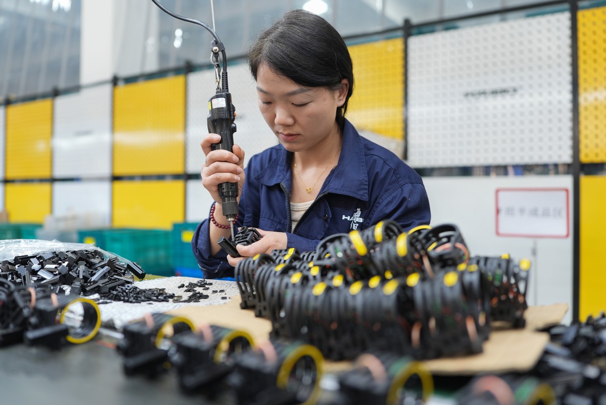 epa12022998 A staff member works at a workshop of a precision machinery manufacturing company in Beilun District of Ningbo City, east China's Zhejiang Province, 10 April 2025. In recent years, Be ...