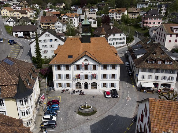 Auch der Gemeinderat von Moutier, der in diesem Gebäude tagt, gehört zu den Beschwerdeführern in Bern. (Archivbild)