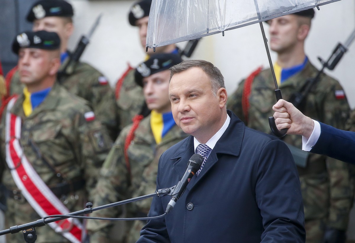 epa07879695 Polish President Andrzej Duda (C) delivers a speech during a commemorating ceremony at the Polish Military Cemetery in Lommel, Belgium, 29 September 2019. The official ceremony commemorati ...