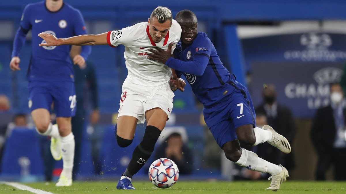 epa08760266 N'Golo Kante (R) of Chelsea in action against Joan Jordan of Sevilla during the UEFA Champions League group E soccer match between Chelsea FC and Sevilla FC in London, Britain, 20 Oct ...