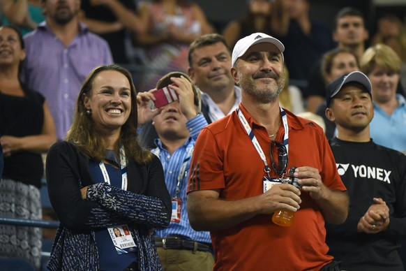 Freude auf der Tribüne: Martina Hingis mit Bencics Vater Ivan.