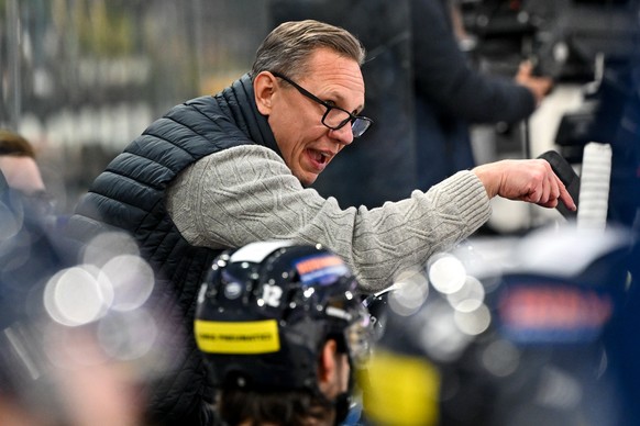 Head Coach Jussi Tapola (HCAP) speaks with his players, during the regular season National League game between HC Ambri Piotta and HC Lugano at the ice stadium Gottardo Arena, Switzerland, January 29, ...