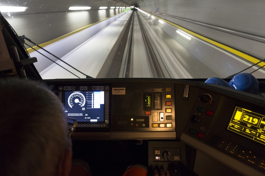 Rasante Fahrt durch den Gotthardbasistunnel.