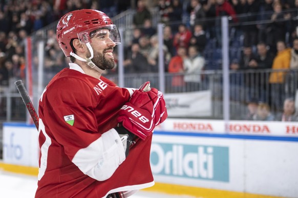 L&#039;attaquant lausannois Etienne Froidevaux celebre la victoire avec les supporters, lors de la rencontre du championnat suisse de hockey sur glace de National League entre le Lausanne Hockey Club, ...