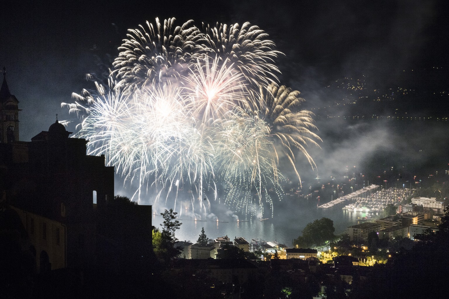 Feuerwerk am &quot;Luci e Ombre&quot;-Festival, am Samstag, 7. Juli 2018, in Locarno. &quot;Luci e Ombre&quot; ist ein Sommerfest mit Musik, Animation und Gastronomie. (KEYSTOEN/Ti-Press/Alessandro Cr ...