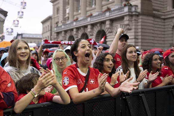 Fans congratulate the Swiss women&#039;s team during a thank you and farewell event at the Fan Zone and public viewing on Federal Square (Bundesplatz) front of the Federal palace, the parliament build ...