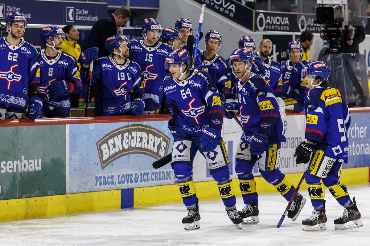 EHC Kloten Verteidiger David Reinbacher (#64) feiert seinen Treffer zum 1-0 waehrend dem Eishockey-Pre-Playoff-Spiel 2 der National League zwischen dem EHC Kloten und dem SC Bern am Donnerstag, 9. Mae ...