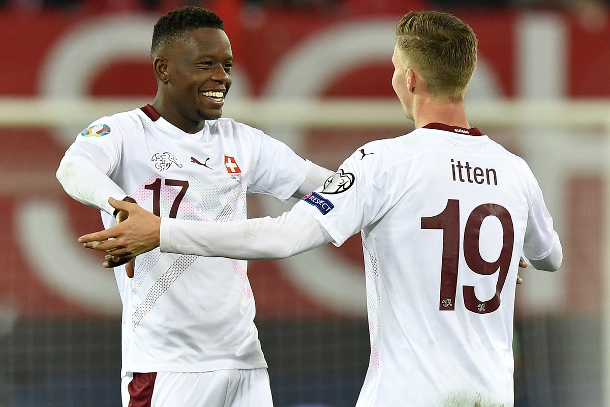 Switzerland's Denis Zakaria, left, and Switzerland's Cedric Itten, right, celebrates after during the UEFA Euro 2020 qualifying Group D soccer match between Switzerland and Georgia at the Ky ...