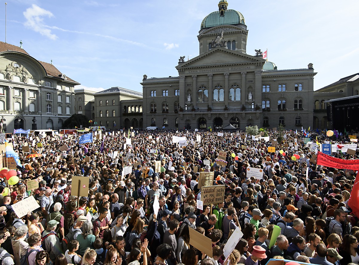 Zehntausende an der grossen Klimademo am 28. September 2019 vor dem Bundeshaus in Bern: Das Klima ist im Sorgenbarometer innerhalb eines Jahres von Rang 9 auf Rang 3 geklettert. (Archiv)
