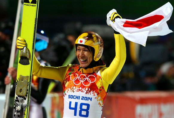 Riesenfreude bei Noriaki Kasai, der bei seinen siebten Olympischen Spielen im Alter von 41 Jahren endlich die ersehnte Einzelmedaille gewinnt.