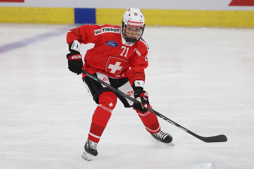 Die Schweizerin Lena Marie Lutz im Womens Hockey Euro Tour Spiel der Frauen Eishockey Nationalmannschaft zwischen der Schweiz und Schweden, am Donnerstag, den 28. August 2025 in der Swiss Arena in Klo ...