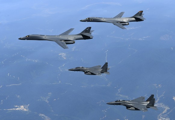 Zwei US-Langstreckenbomber B-1B (oben) und südkoreanische F-15K-Kampfjets bei einem Trainingsflug am 3. November 2017.