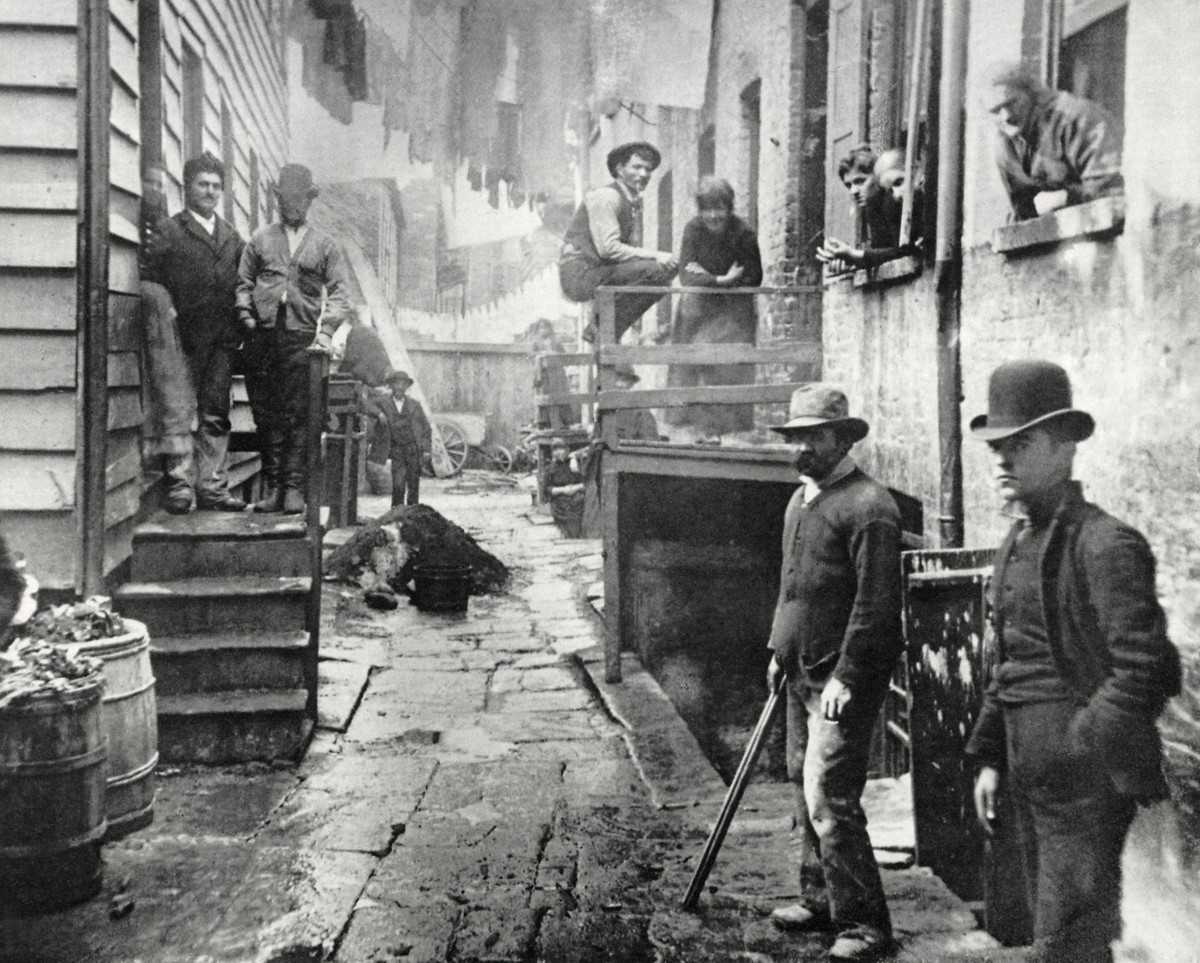 «Bandits' Roost» in der Mulberry Street, einer der dunkelsten und gefährlichsten Ecken New Yorks. Das 1888 entstandene Bild stammt&nbsp;vom dänisch-amerikanischen Journalisten und Fotografen Jacob Aug ...