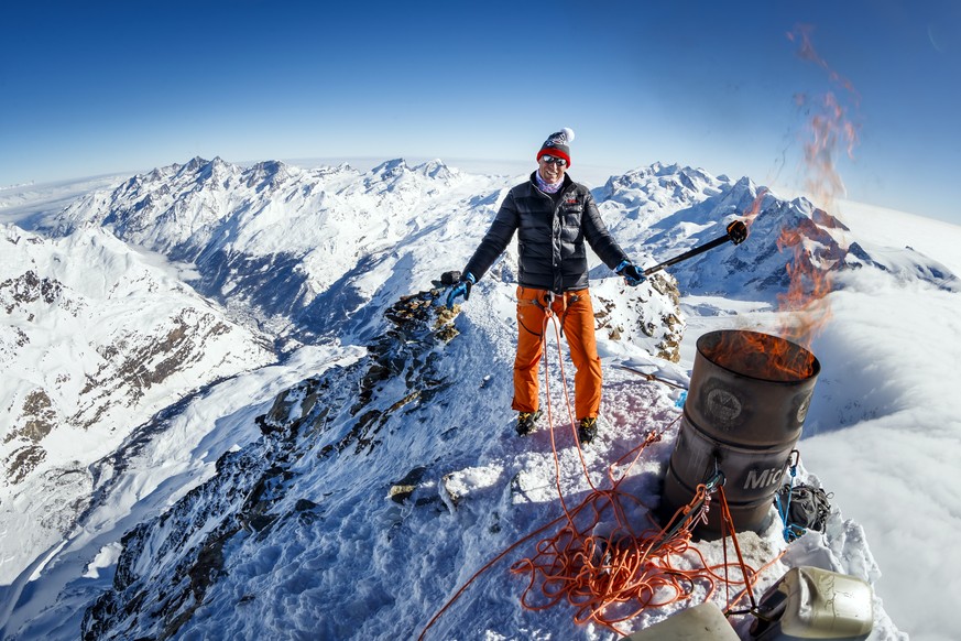 ARCHIVBILD ZUR GEFORDERTEN VOLKSABSTIMMUNG UEBER SION 2026 DURCH DEN NATIONALRAT, AM DIENSTAG, 13. MAERZ 2018 - Pirmin Zurbriggen, former alpine ski racing champion from Switzerland, lights a symbolic ...