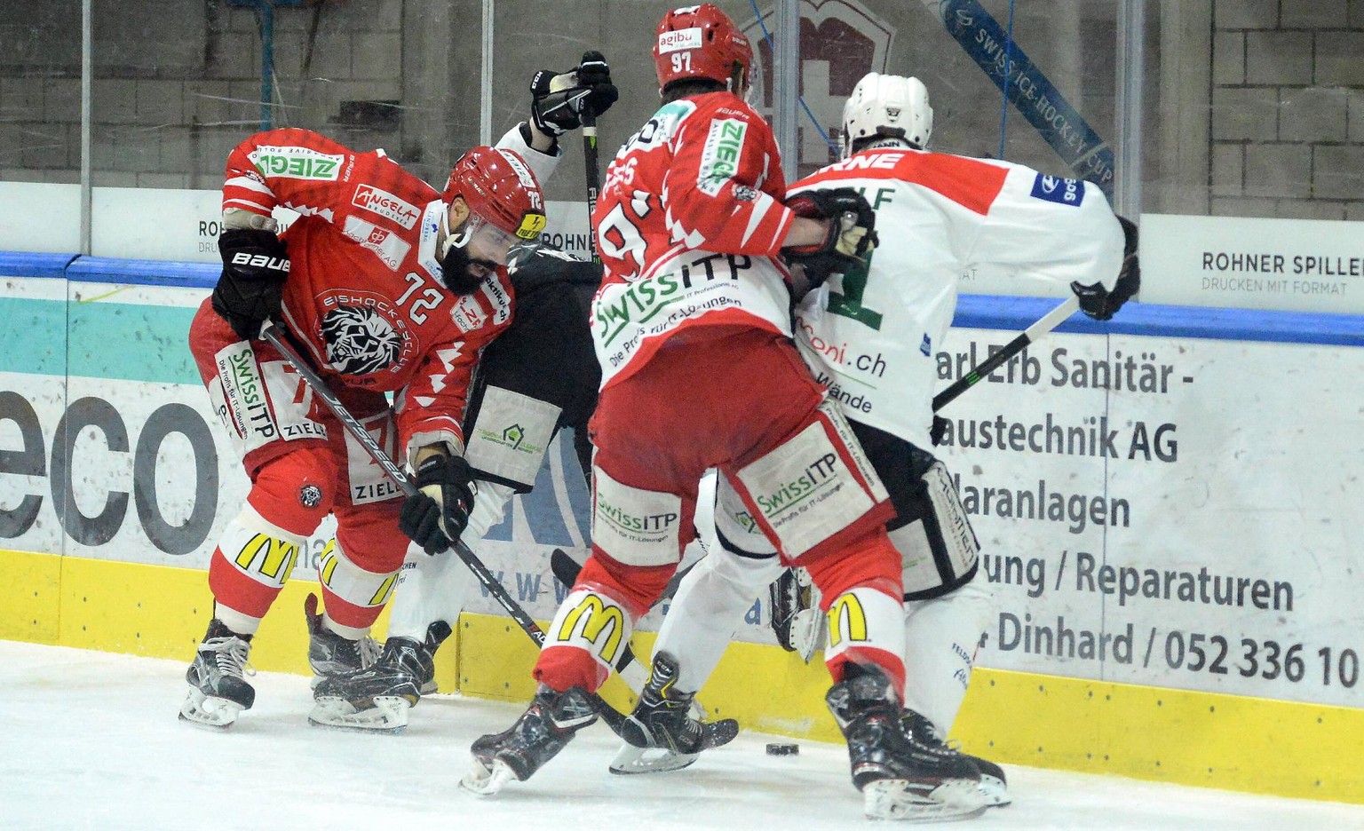 IMAGO / Pacific Press Agency

Swiss Ice hockey, Eishockey - Winterthur vs Olten 1-4 1102.2020, Winterthur, Zielbau Arena, EHC Winterthur vs EHC Olten Michael Rudolf (O) againt Uinter Guerra and Silvan ...