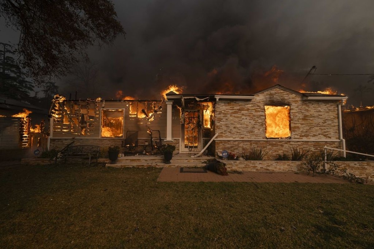 CALIFORNIA, UNITED STATES - JANUARY 8: A burning house from the Eaton Fire that has currently taken the lives of 5 people and burned over 2000 structures, forcing over 100,000 residents to evacuate Al ...