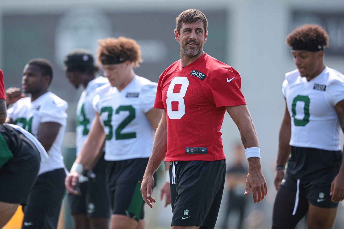 NFL, American Football Herren, USA New York Jets Training Camp Jul 27, 2024 Florham Park, NJ, USA New York Jets quarterback Aaron Rodgers 8 looks back during training camp at Atlantic Health Jets Trai ...