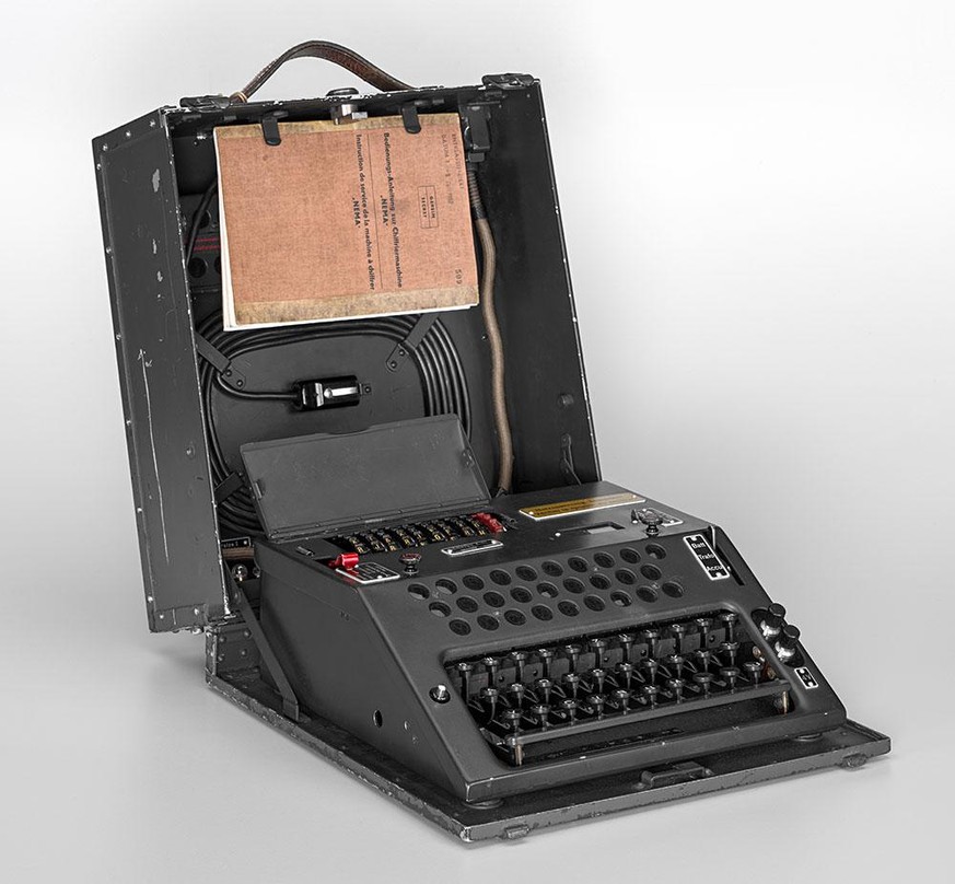 Chiffrierungsgerät. Rotor-Chiffriermaschine NEMA der Schweizer Armee und des schweiz. diplom. Korps, benützt 1947 bis 1976. Ausbildungsversion. Komplet mit Accessoires. Herstellung: Hersteller Zellweg ...