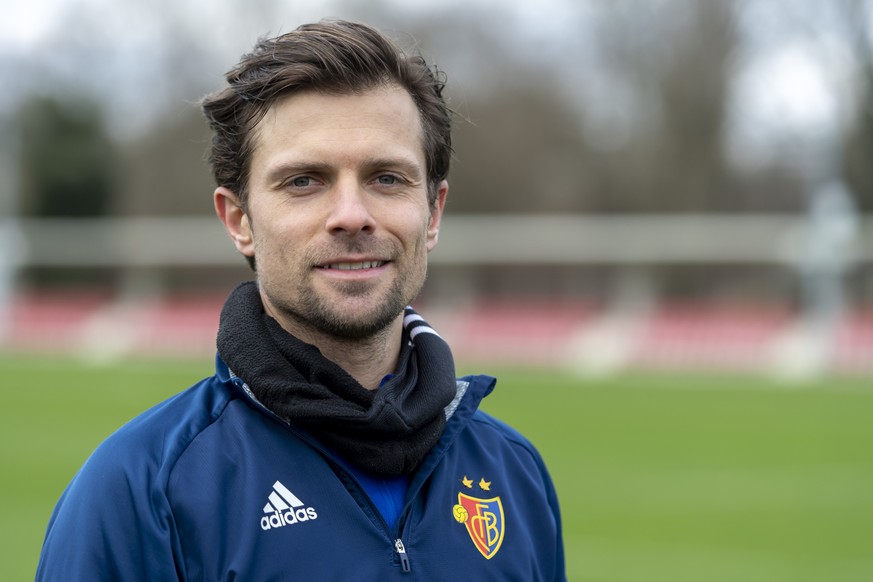 Captain Valentin Stocker laechelt nach dem Training des FC Basel in Basel, am Donnerstag, 6. Januar 2022. (KEYSTONE/Georgios Kefalas)