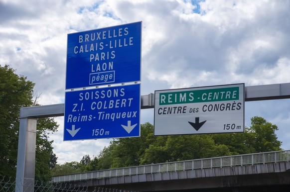 Ein Strassenschild/Wegweiser, welches den Weg nach Paris (Frankreich) anzeigt.