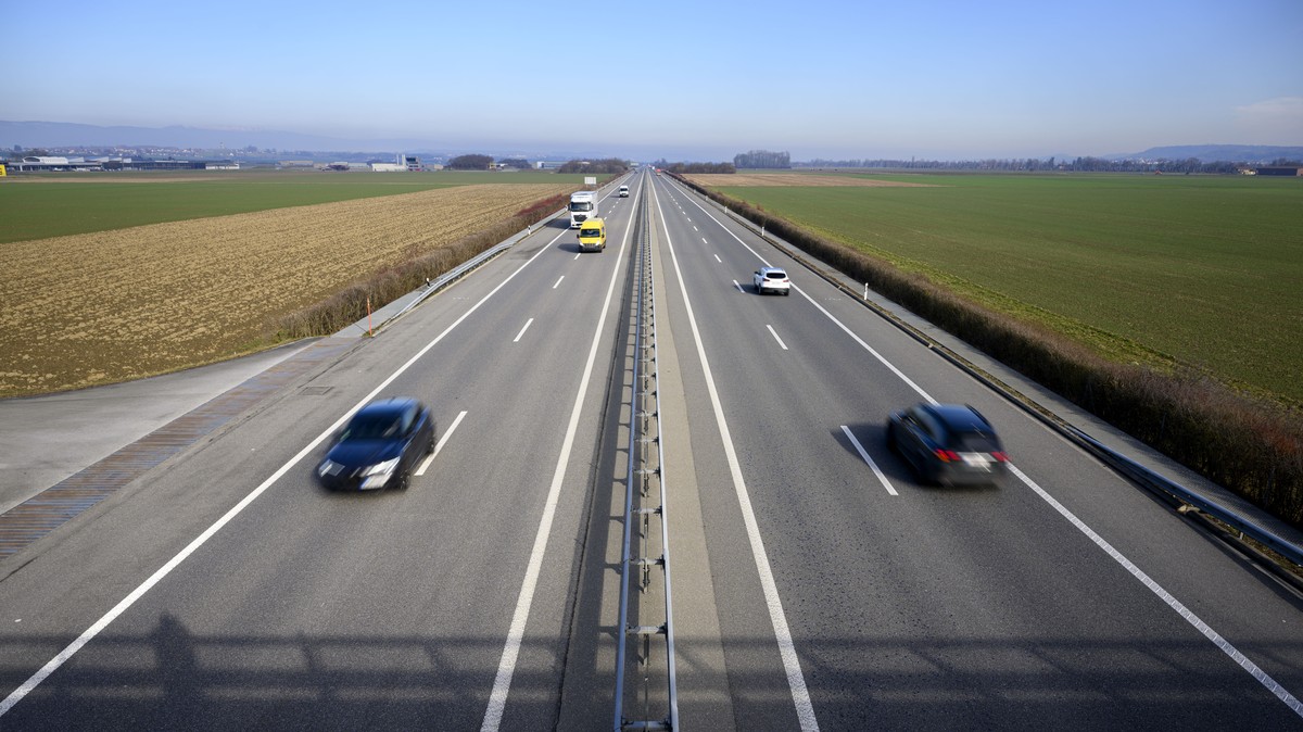 Des voitures roulent sur le troncon de l'Autoroute A1 permettant l'atterrissage et le decollage d'avion de chasse ce mercredi 31 janvier 2024 a Payerne. L'autoroute A1 entre Avench ...