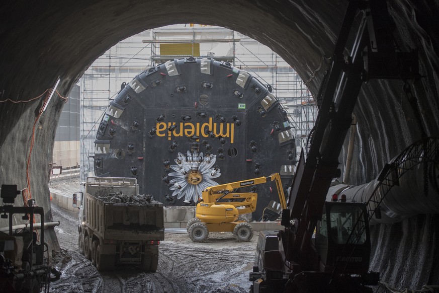 ARCHIVBILD ZU DEN HALBJAHRESZAHLEN VON IMPLENIA --- Die Tunnelbohrmaschiene wird zur Zeit zusammengebaut anlaesslich eines Medienrundganges auf der Baustelle des Boezbergtunnel Neubau bei Schinznach-D ...