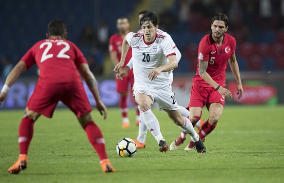 ARCHIV  ZU DEN WICHTIGSTEN SPIELERN DER GRUPPE B AN DER WM 2018 IN RUSSLAND STELLEN WIR IHNEN FOLGENDES BILDMATERIAL ZUR VERFUEGUNG -epa06769704 Turkey&#039;s Kaan Ayhan (L) and Okay Yokuslu (R) in a ...