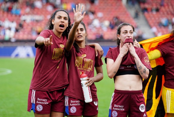 Foto Manuel Geisser 29.04.2023 Fussball Frauen Saison 2022/2023 Cup Final Servette FCCF - FC St.Gallen 1879 Bild : Links Coumba Sow Servette Schlussjubel Servette FCCF Aktion Jubel Jubelt Aktion Jubel ...