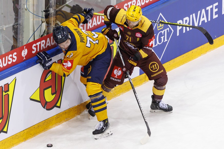 epa11066568 Lukko Rauma&#039;s defender Samuli Piipponen (L) vies for the puck with Geneve-Servette&#039;s forward Tanner Richard during the Champions Hockey League semifinal game between Geneve-Serve ...
