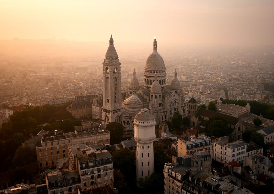 Die Basilique du Sacré-Cœur de Montmartre ist eine römisch-katholische Wallfahrtskirche auf dem Montmartre im 18. Pariser Arrondissement.