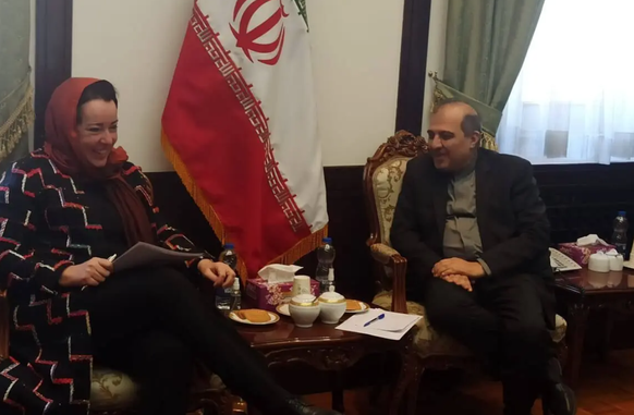 Entspanntes Gespräch mit dem Vertreter des iranischen Regimes: die Schweizer Topdiplomatin Maya Tissafi in Teheran.