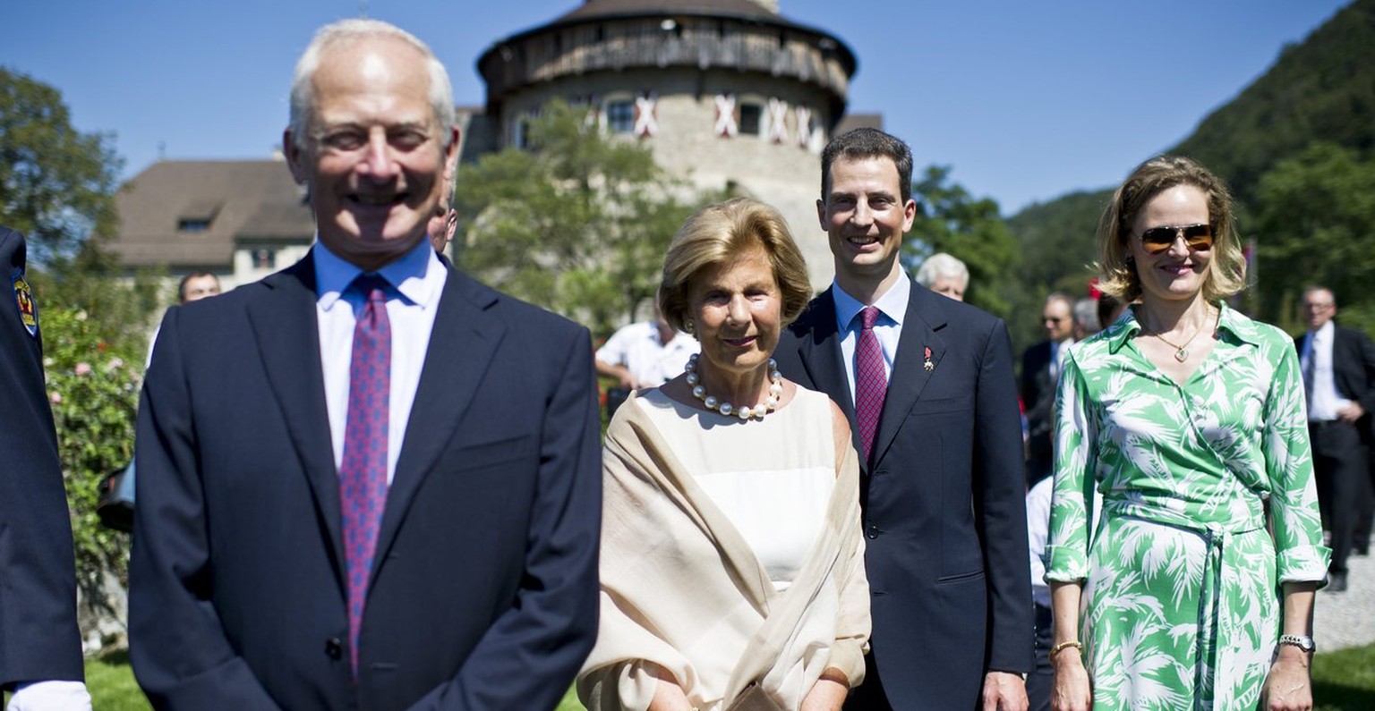 Fuerst Hans Adam II und seine Frau Fuerstin Marie, Erbprinz Alois von und zu Liechtenstein und seine Frau Sophie Prinzessin von Bayern, von links, nach der Feldmesse auf dem Weg zum Schlossgarten am N ...