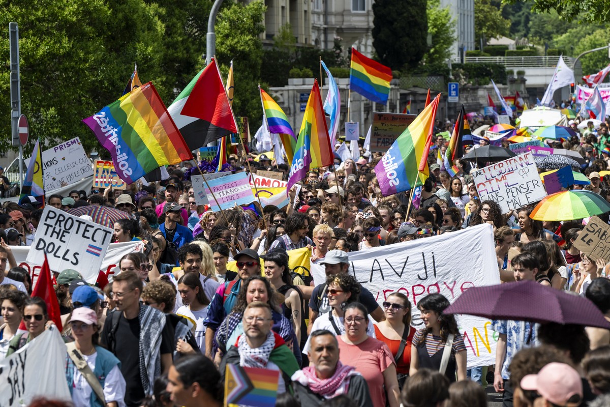 epa12162409 People take part in a march in the streets for the rights of the LGBTIQ+ community during the major Romandie Pride March event in Geneva, Switzerland, 07 June 2025. EPA/MARTIAL TREZZINI