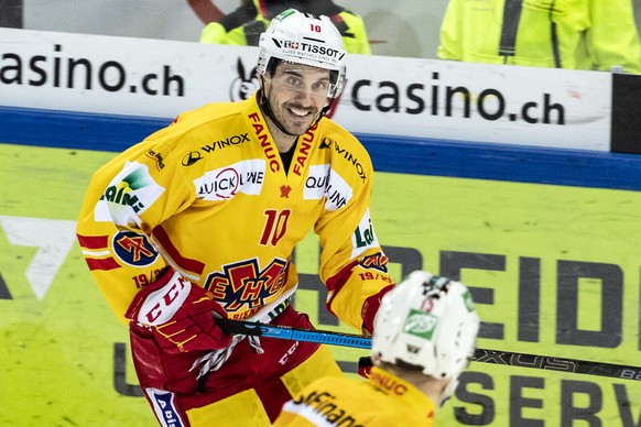 Biels Luca Cunti jubelt nach dem Tor zum 3-4 beim Eishockey Meisterschaftsspiel der National League zwischen dem EV Zug und dem EHC Biel, am Donnerstag, 28. November 2019 in der Bossard Arena in Zug.  ...