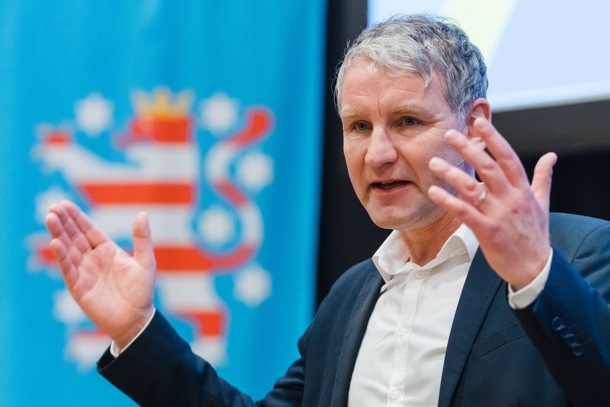11.02.2025, Thüringen, Suhl: Björn Höcke, Vorsitzender der Thüringer AfD, spricht und gestikuliert bei einer Wahlkampfveranstaltung seiner Partei im Congress Centrum Suhl. Foto: Michael Reichel/dpa ++ ...