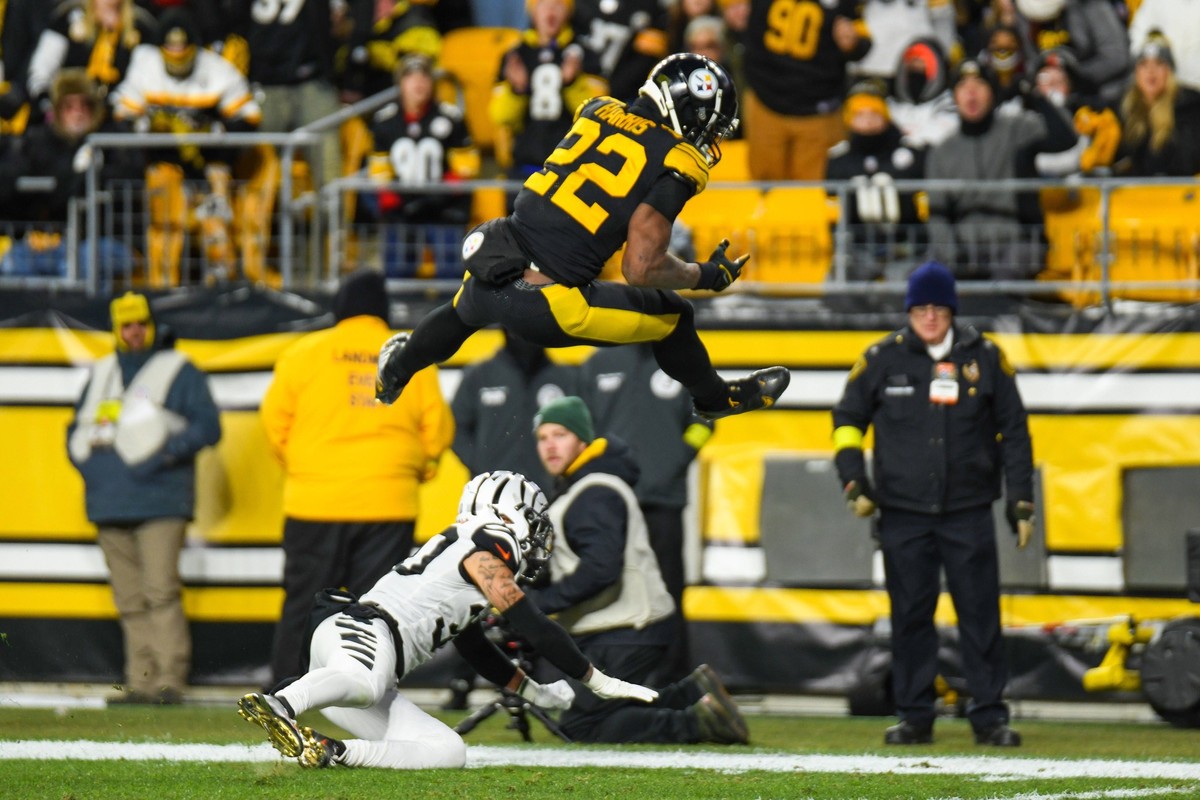 November 20, 2022, Pittsburgh, Pennsylvania, USA: November 20th, 2022 Pittsburgh Steelers running back Najee Harris 22 hurdles to score a touchdown during Pittsburgh Steelers vs Cincinnati Bengals in  ...