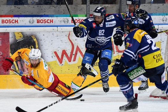 Tigers Alexei Dostoinov, recht, Ambris Michael Ngoy, Mitte, im Spiel um den Puck im Eishockey Meisterschaftsspiel der National League A zwischen dem HC Ambri-Piotta und den SCL Tigers, in der Valascia ...